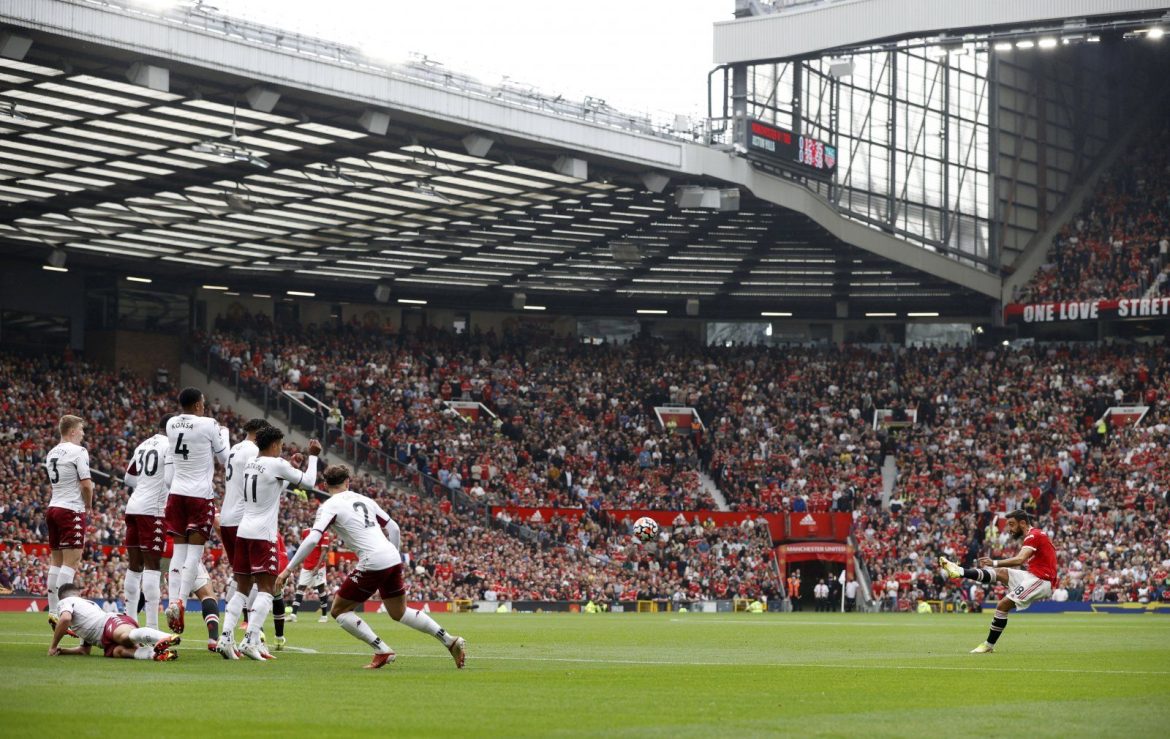 Man Utd fans slam Fernandes v Aston Villa